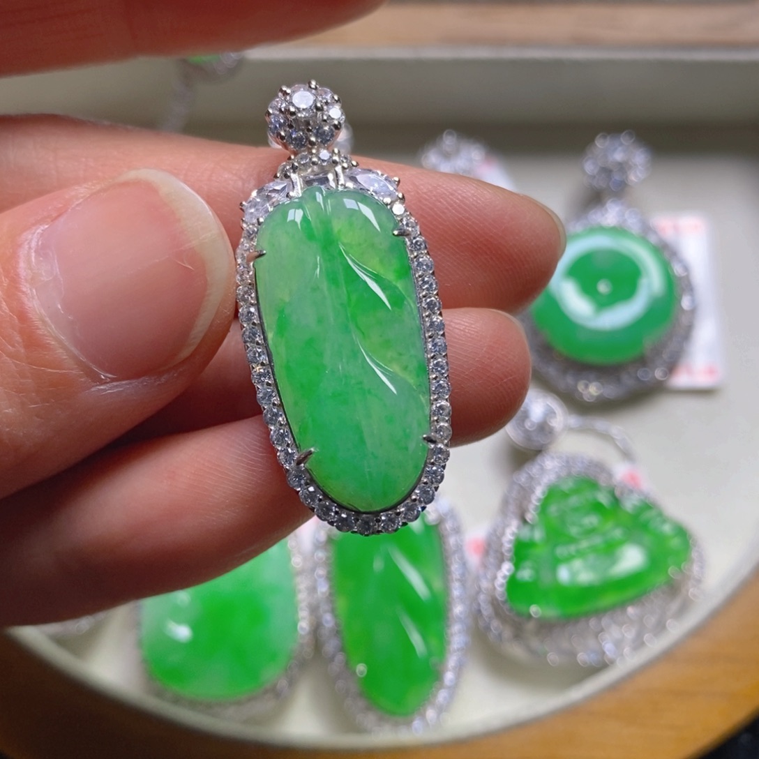 翡翠颈饰银S925镶嵌树叶吊坠