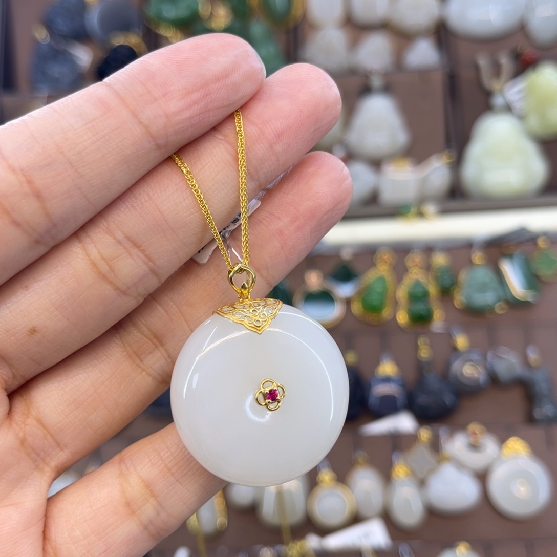 和田玉吊坠18K金镶嵌