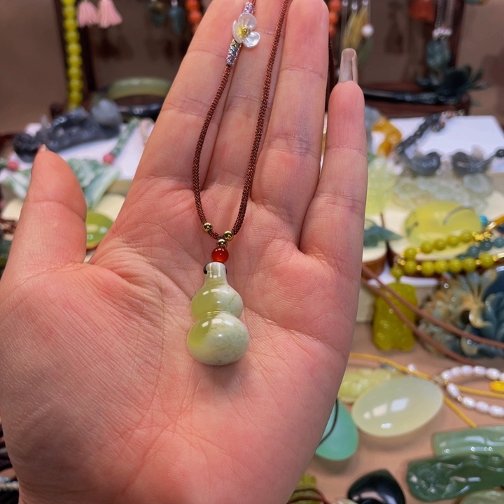 蛇纹石玉颈饰未镶嵌