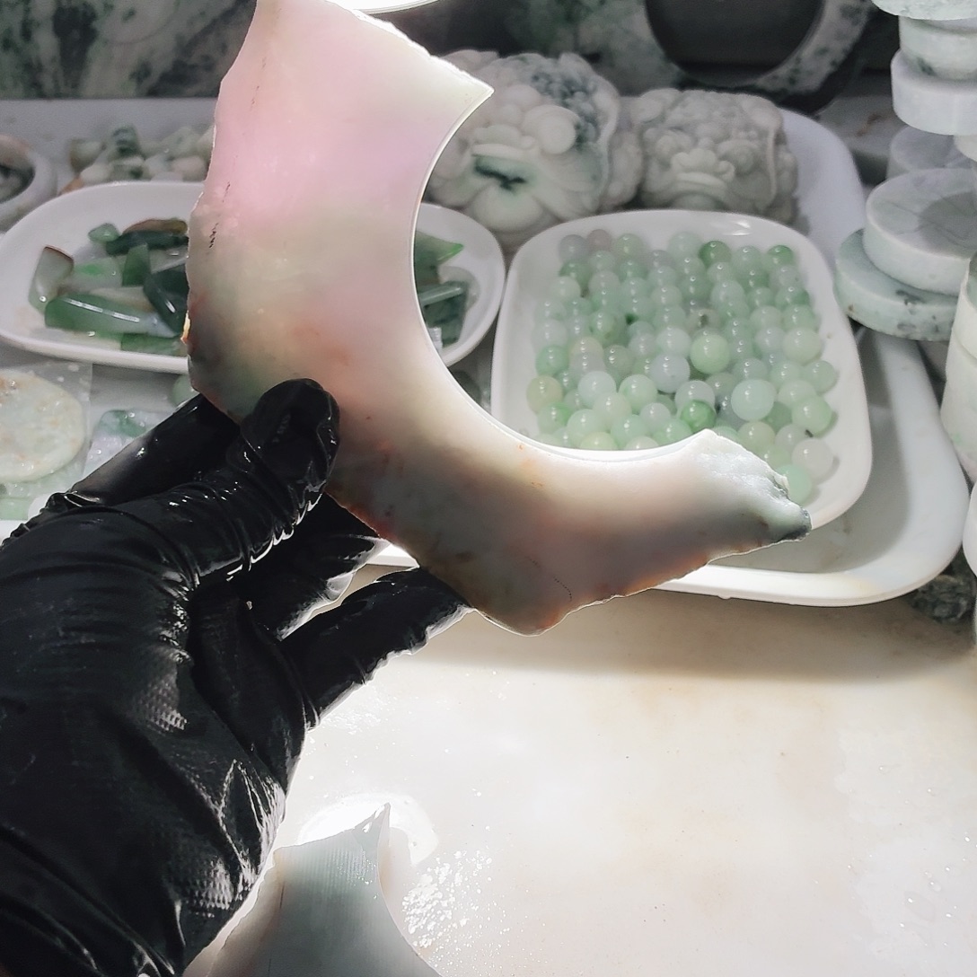 翡翠未镶嵌颈饰边角料