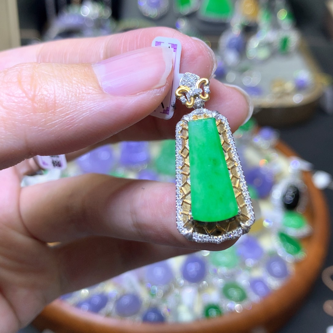 【闪购商品】翡翠颈饰18K金镶嵌翡翠吊坠项链