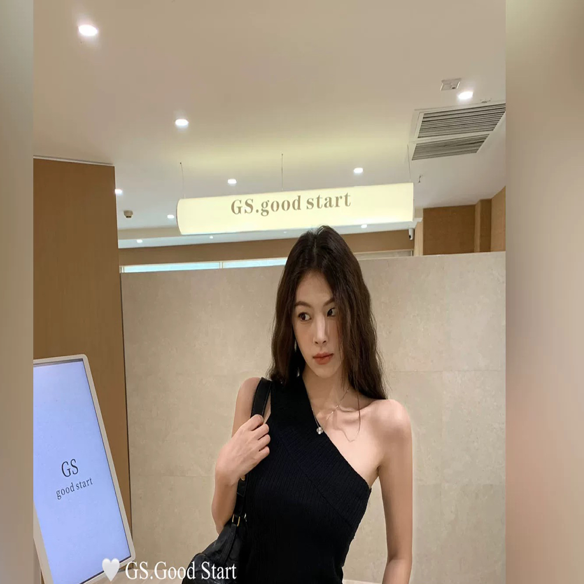 霞儿精选 黑 白色斜肩针织外穿上衣 网红短款百搭修身