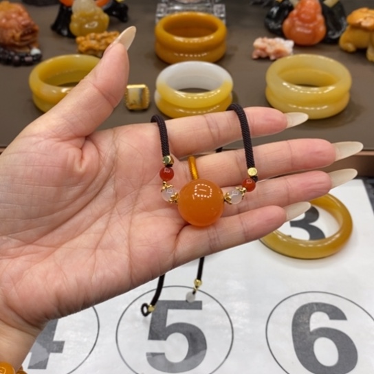 颈饰未镶嵌石英质玉