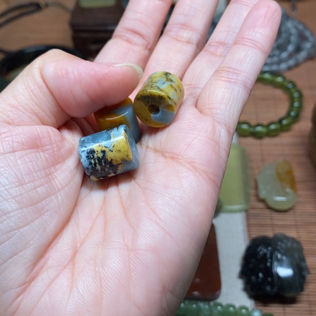 青***。蛇纹石玉未镶嵌挂件
