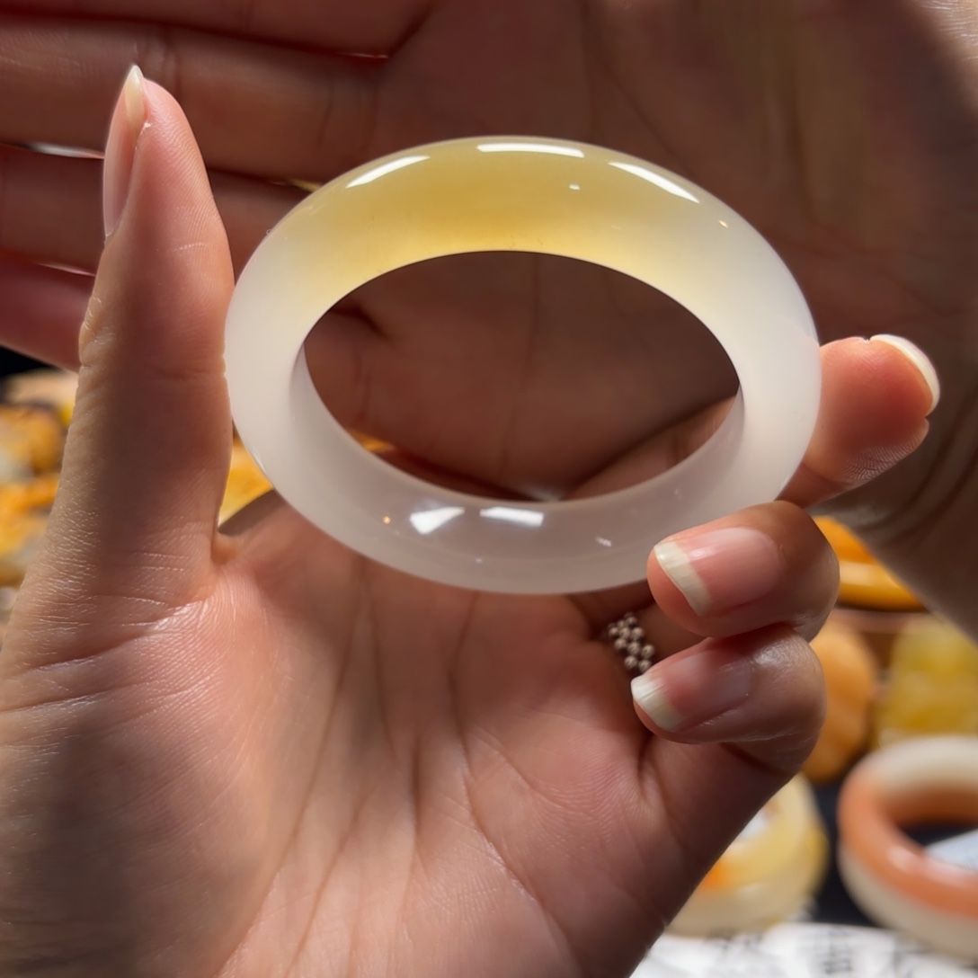 雅***沁石英质玉（黄龙玉）未镶嵌手镯