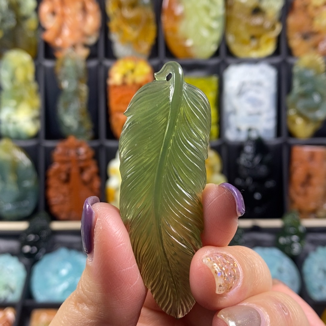 蛇纹石玉颈饰合金