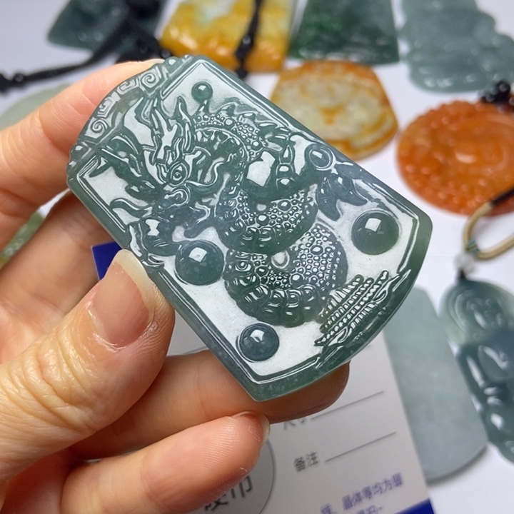 翡翠挂件未镶嵌翡翠