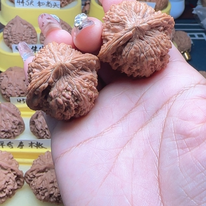 等***着吊坠桃核文玩核桃，满天星