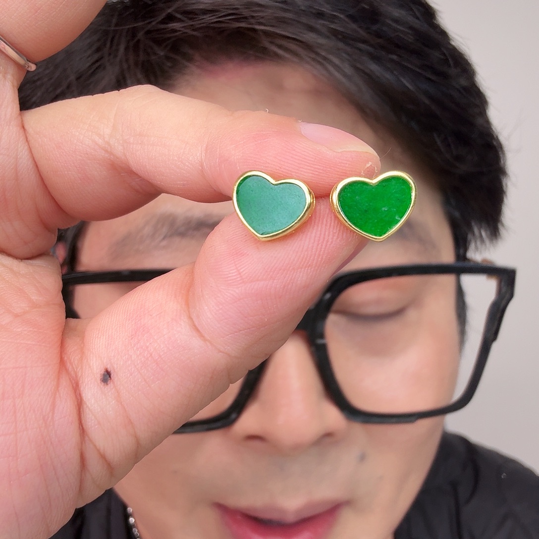 翡翠未镶嵌颈饰一对