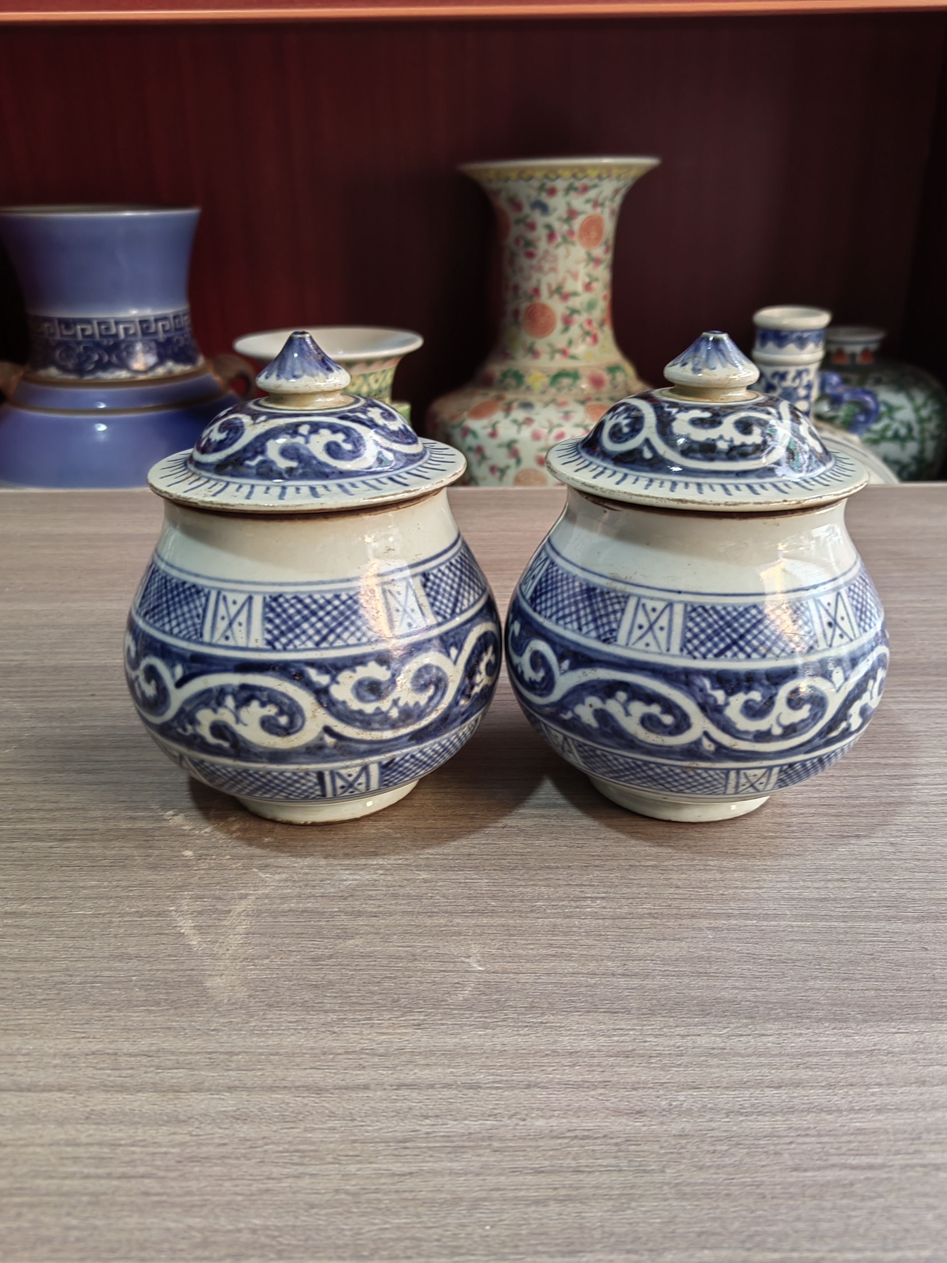 一对明代青花盖罐