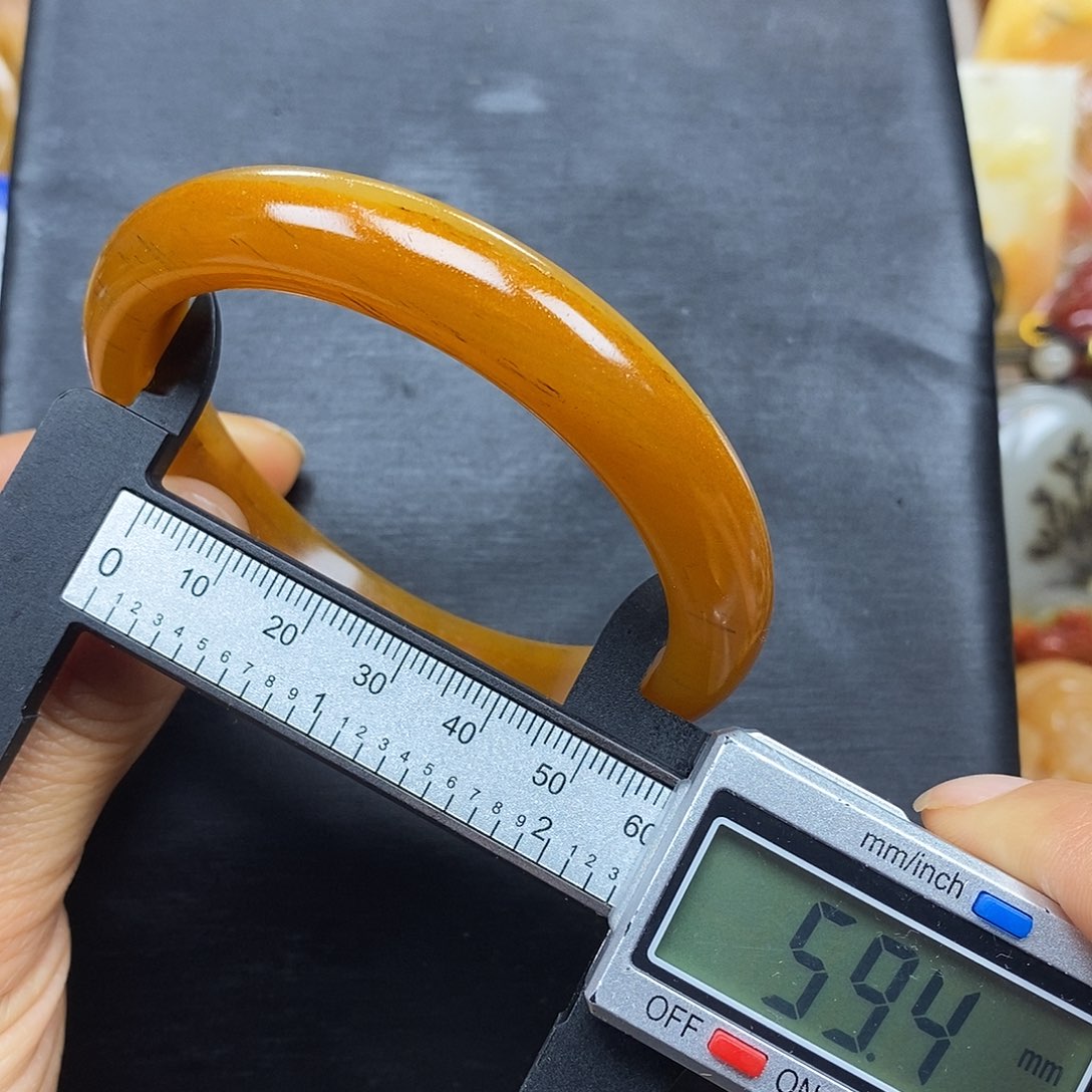 石英质玉（黄龙玉）颈饰未镶嵌