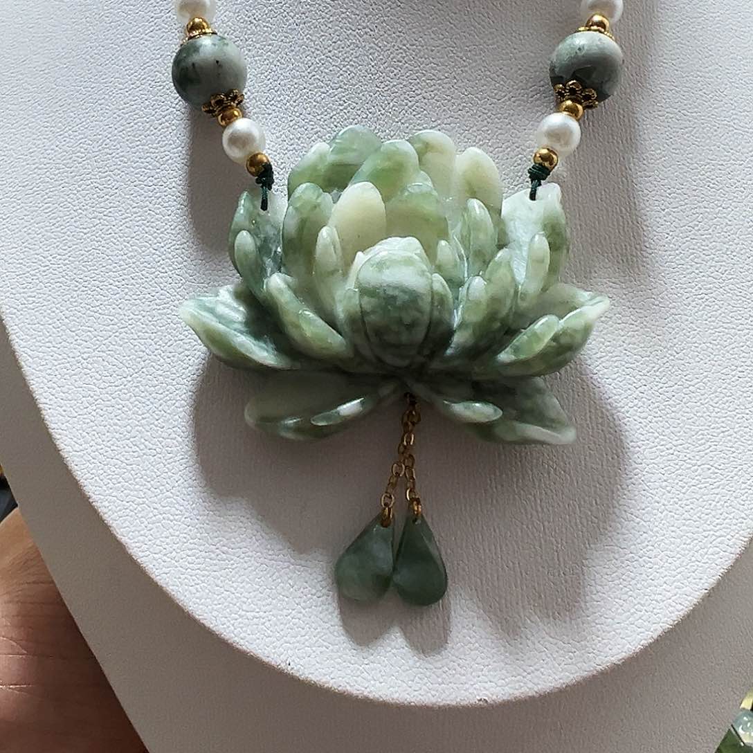 蛇纹石玉颈饰未镶嵌