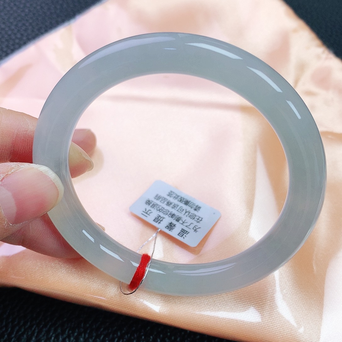 翡翠手镯未镶嵌54圈