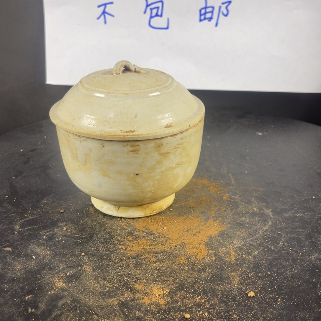 罐漂亮的小瓷器和精致