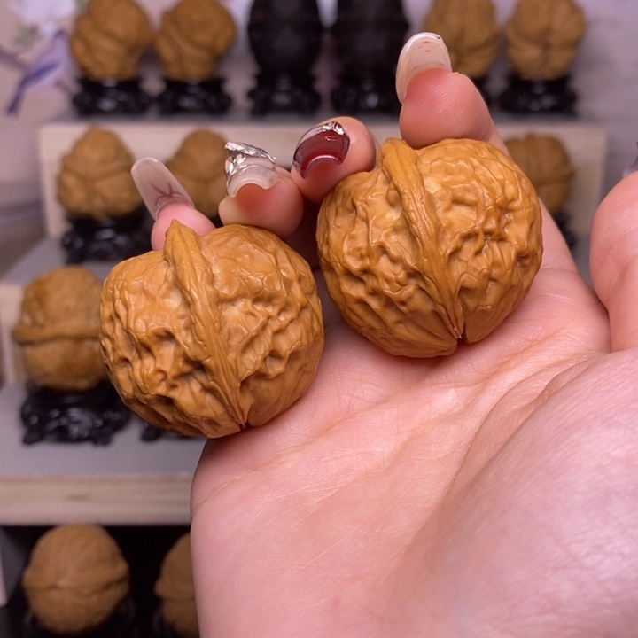 文玩核桃把件31Y—粗筋铁狮子36尺38克