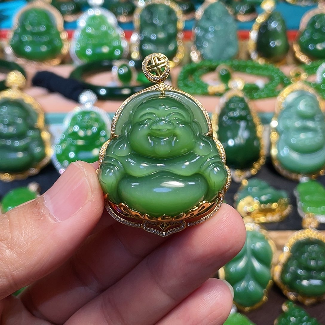 颈饰18K金镶嵌和田玉（碧玉）35mm