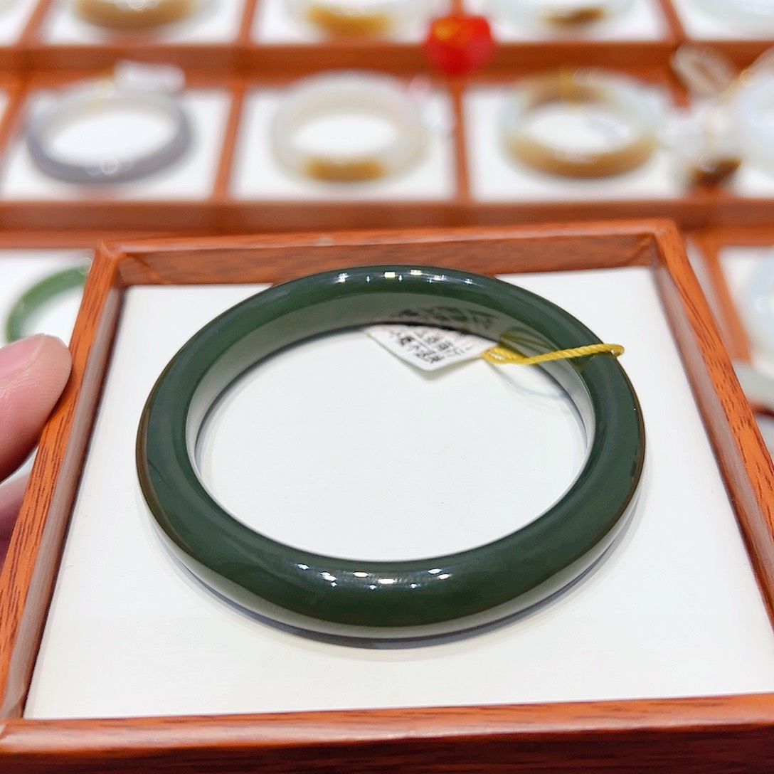 和田玉手镯未镶嵌湖水绿