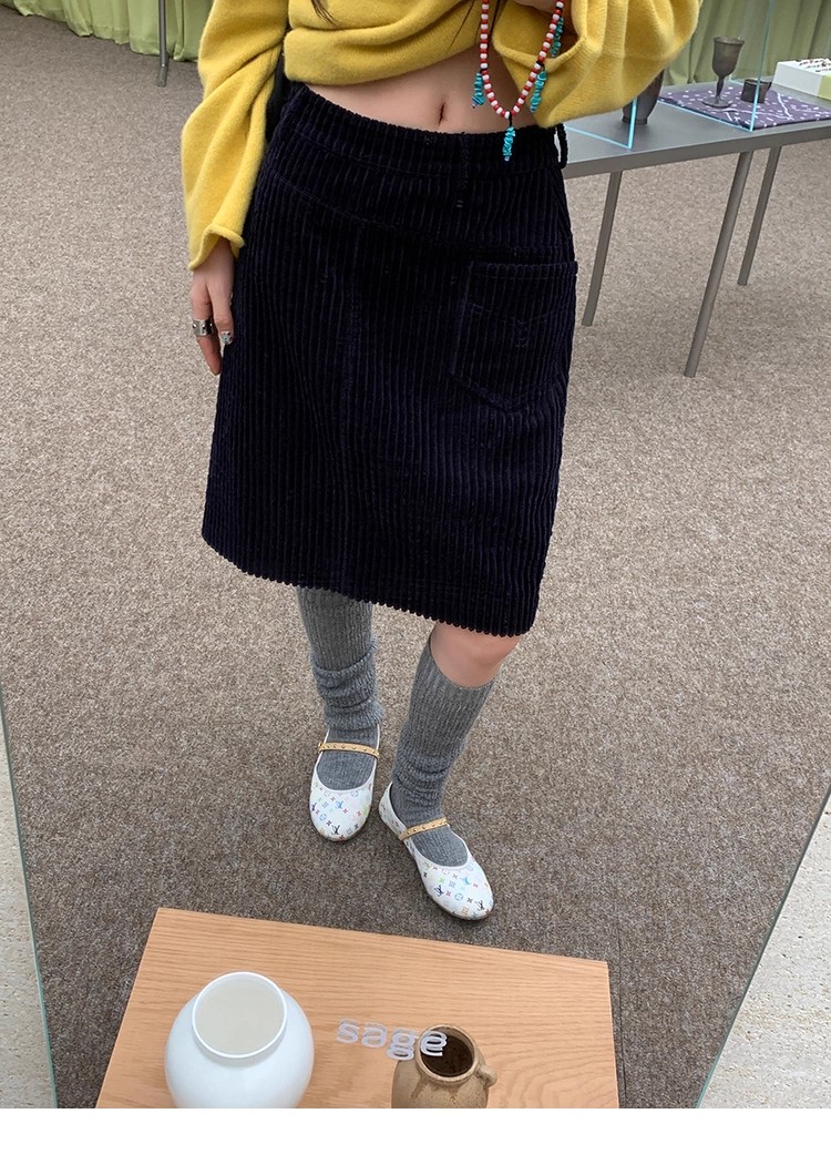 周美美 街头画报不对称斜裁直筒灯芯绒松石扣半身裙