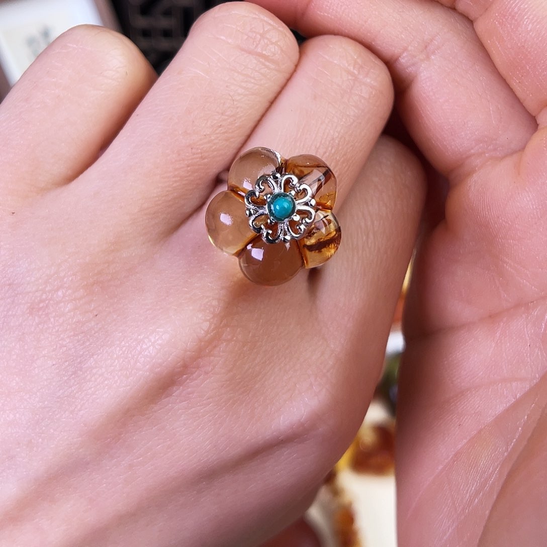 琥珀珠宝奇石未镶嵌。