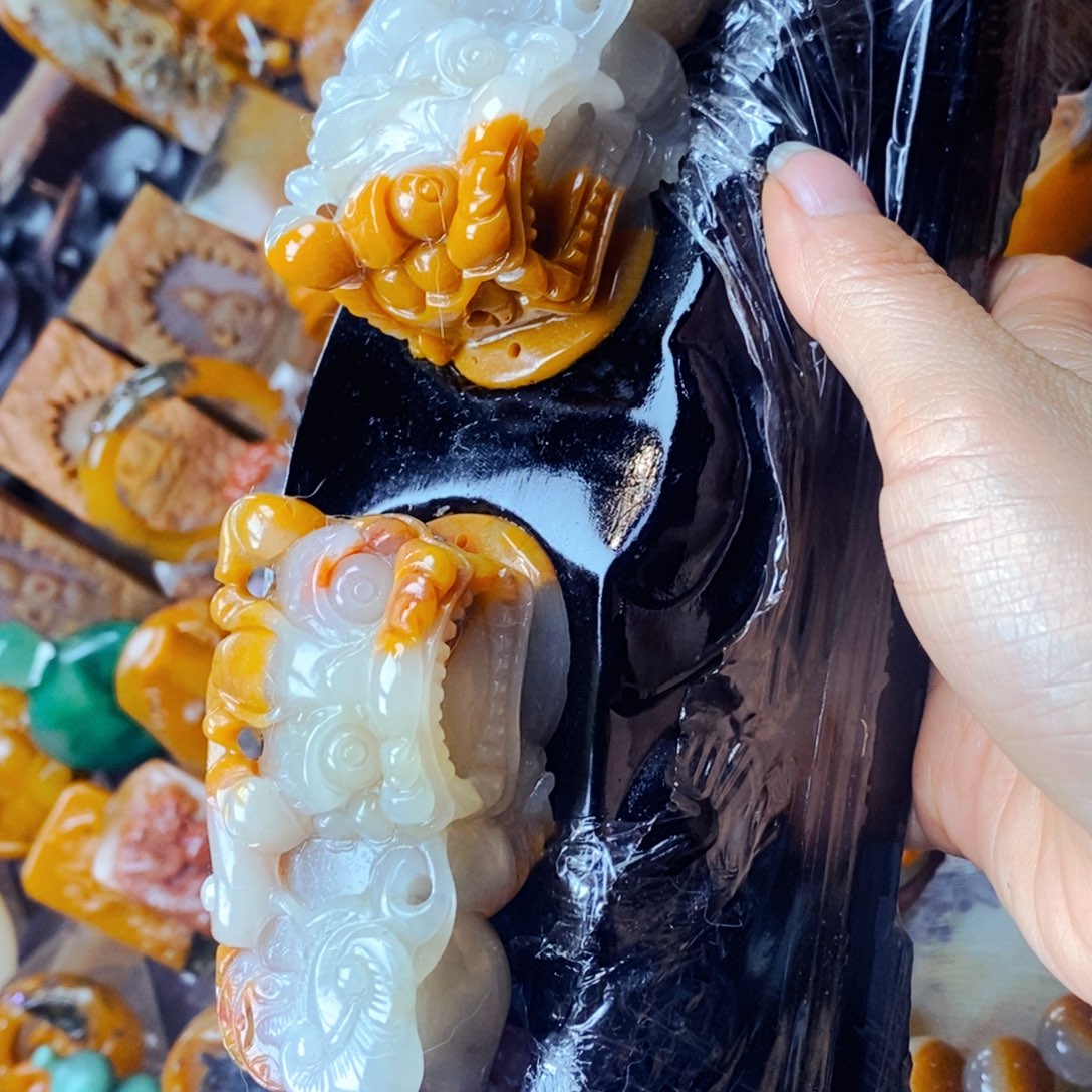 未镶嵌石英质玉（黄龙玉）颈饰