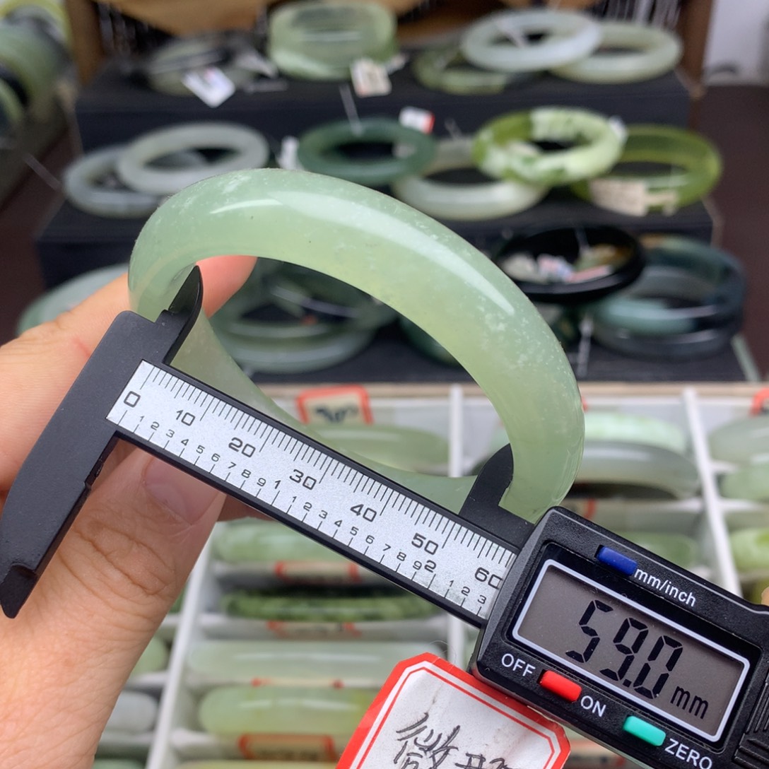 蛇纹石玉未镶嵌手镯911