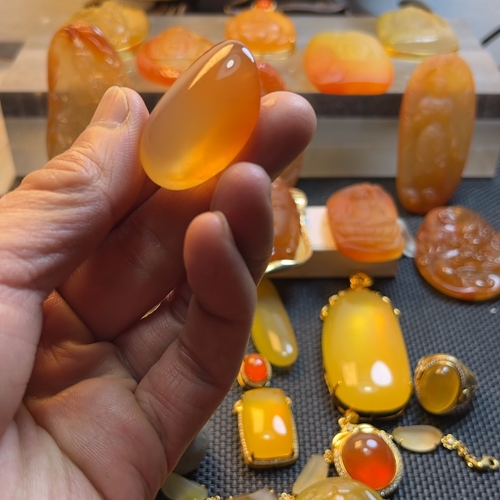 石英质玉颈饰未镶嵌鞭****吕