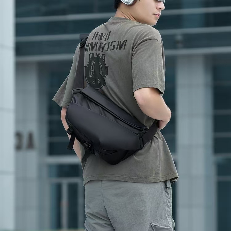 男士防水拉链休闲软面日系方形男士斜挎包百搭魔术贴
