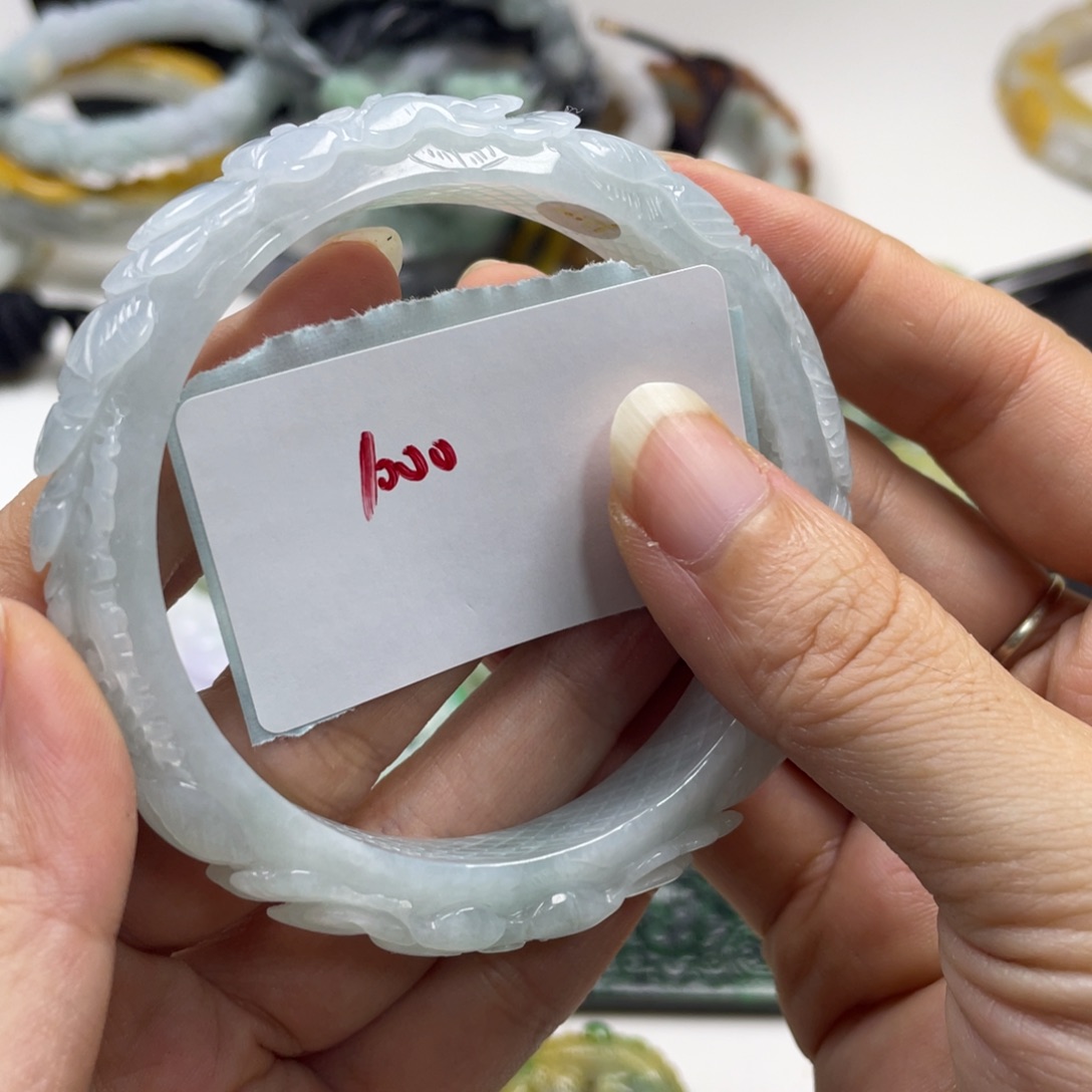 用***9翡翠未镶嵌颈饰牌子