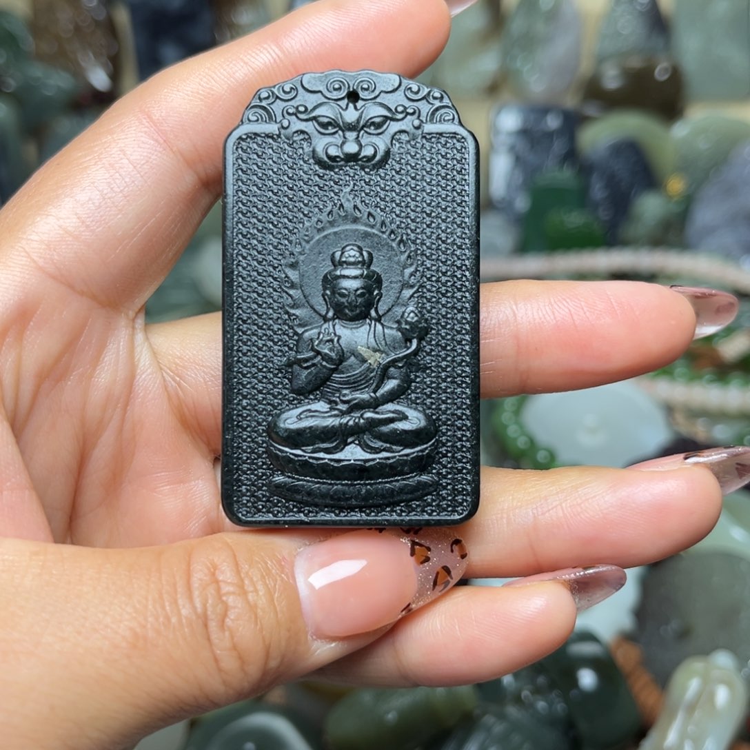 和田玉颈饰未镶嵌背面雕刻马有矿点