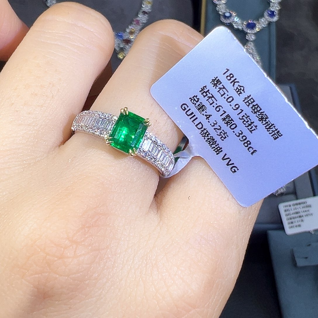 祖母绿戒指18K金镶嵌