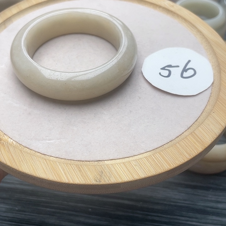 石英岩玉未镶嵌手镯