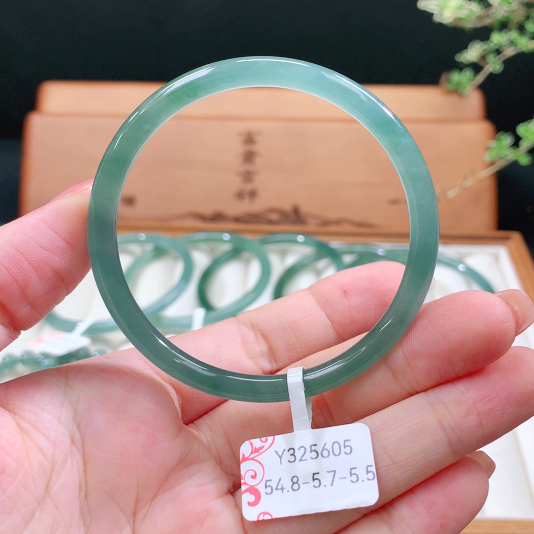 翡翠手镯未镶嵌天然