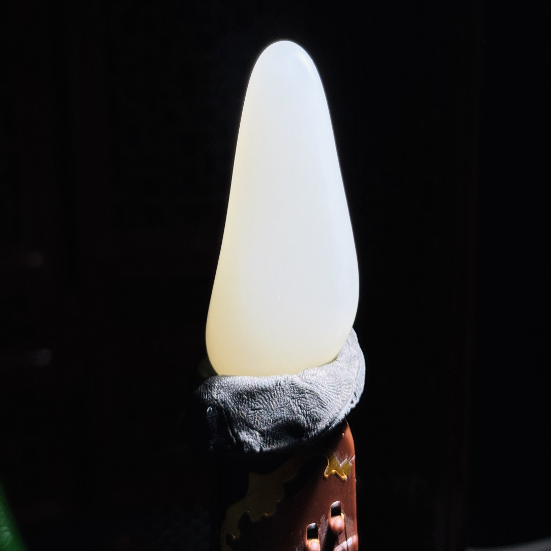 精品和田玉挂件，光白籽，白度一级白，细度过灯，形状完整
