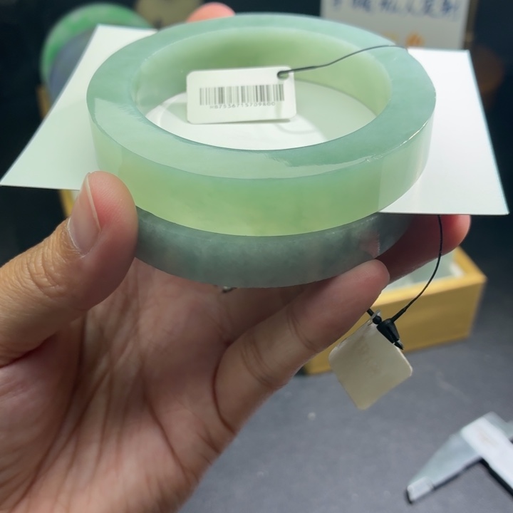 定制翡翠未镶嵌翡翠手镯