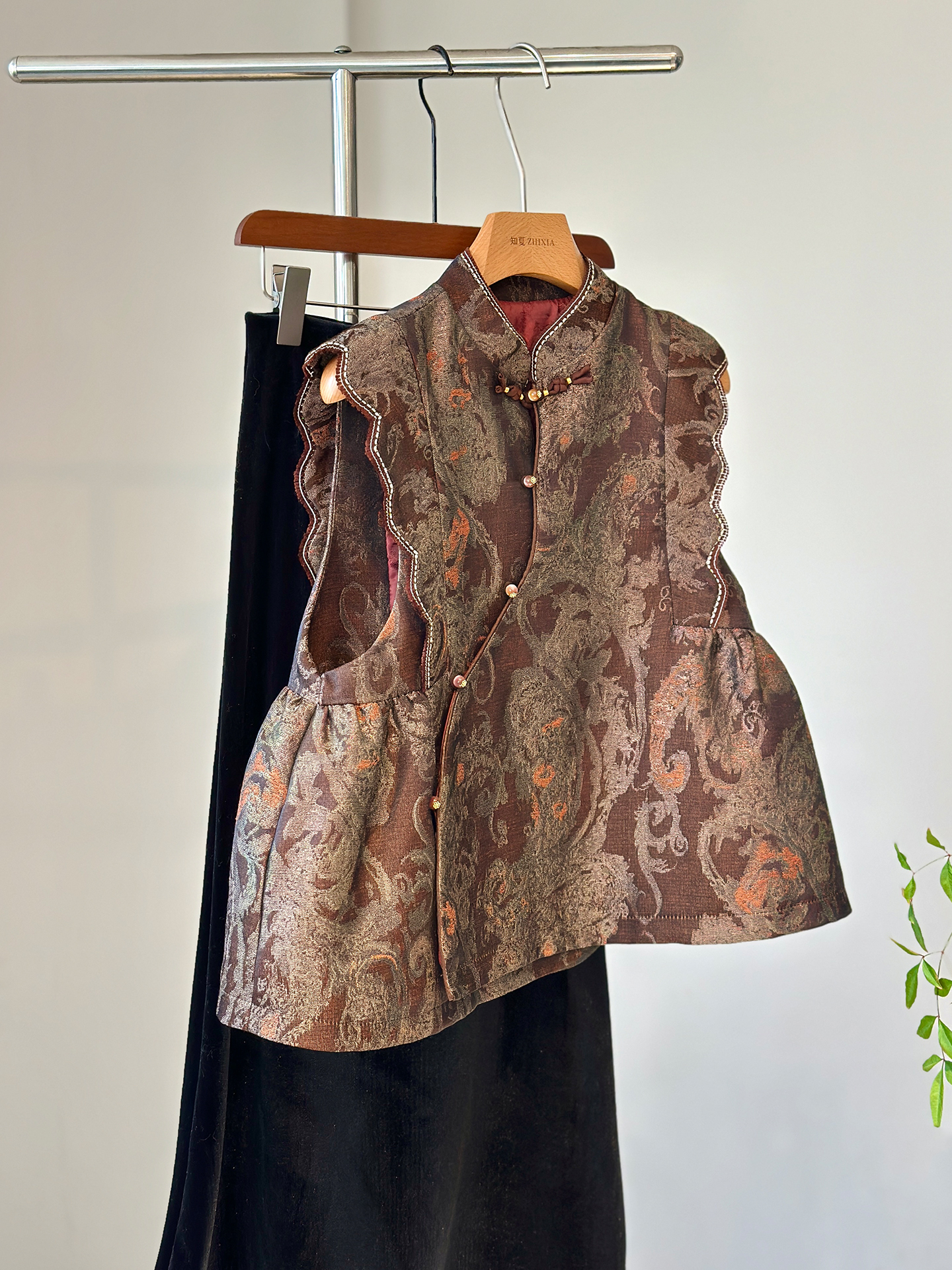 高端显白新中式夹棉马甲小众设计国风原创斜襟盘扣背心外穿年轻款