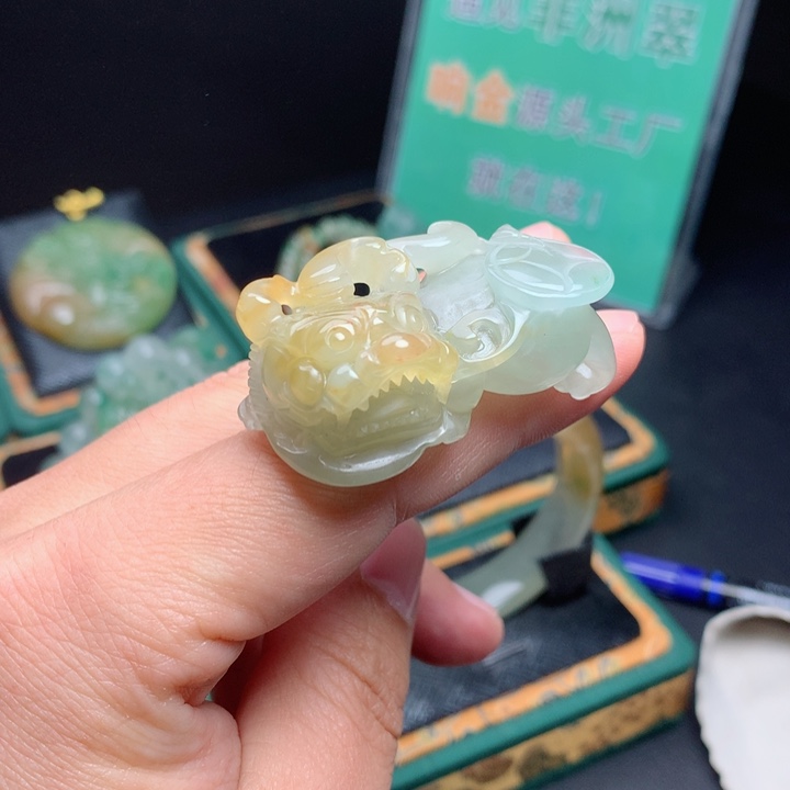 石英质玉未镶嵌颈饰