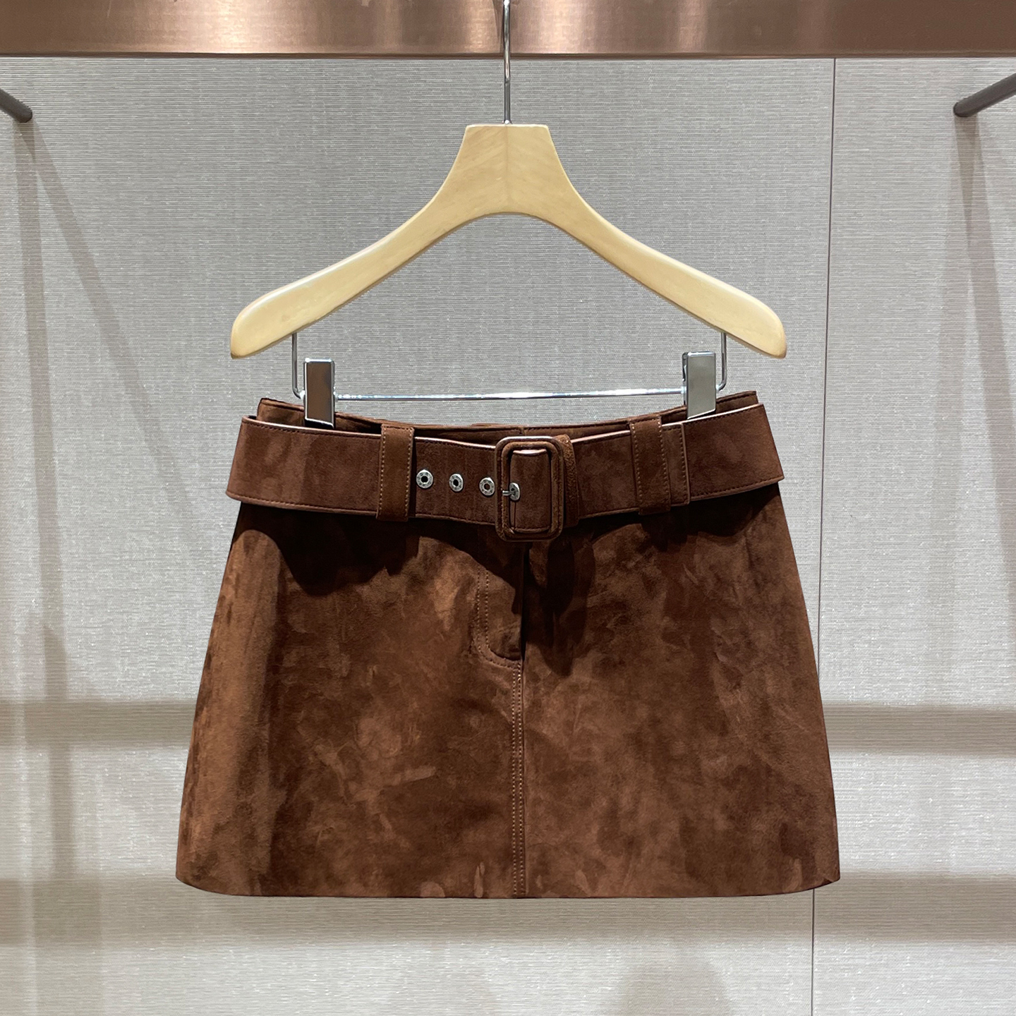 美拉德复古包臀裙2025冬季新款显瘦百搭时髦腰带高腰辣妹a字短裙