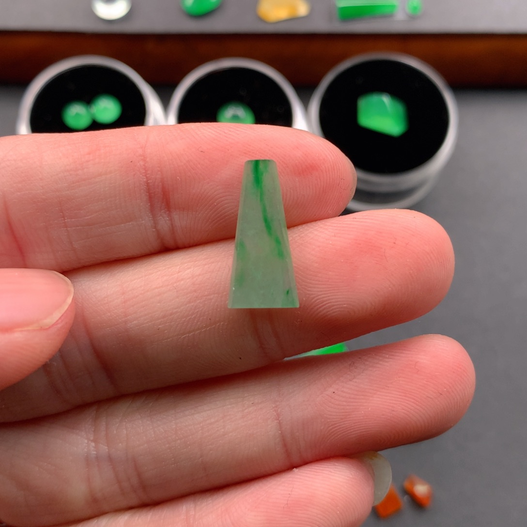 翡翠颈饰未镶嵌无事牌