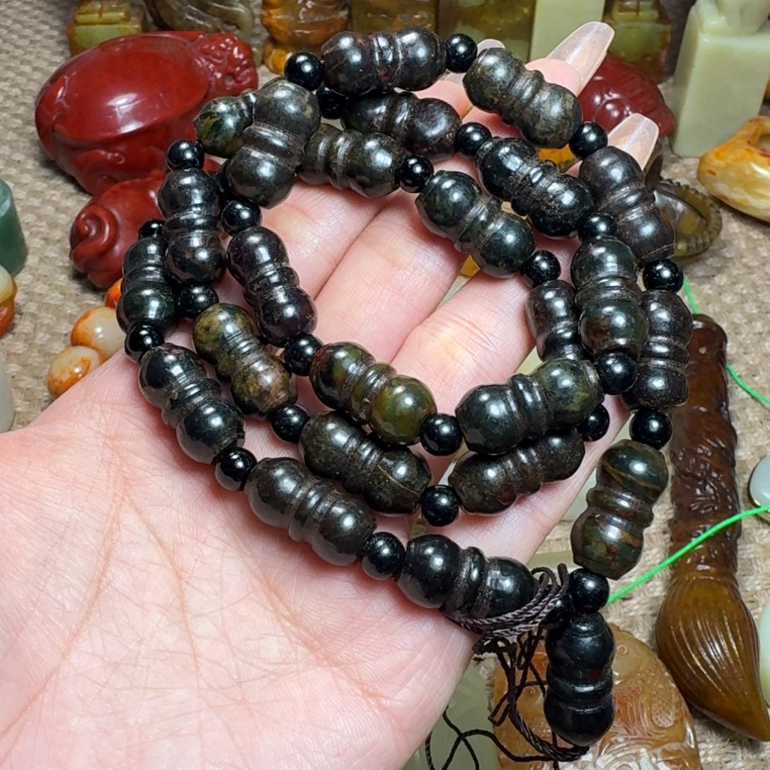 蛇纹石玉未镶嵌颈饰