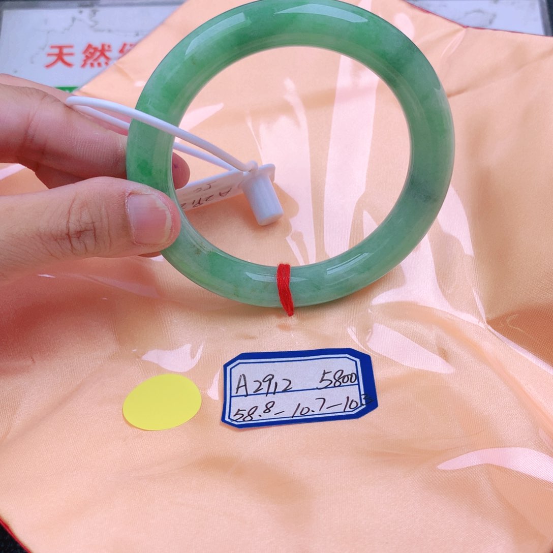 翡翠手镯未镶嵌翡翠