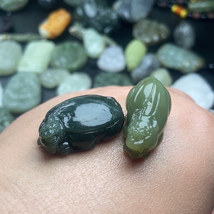 金***安和田玉未镶嵌颈饰