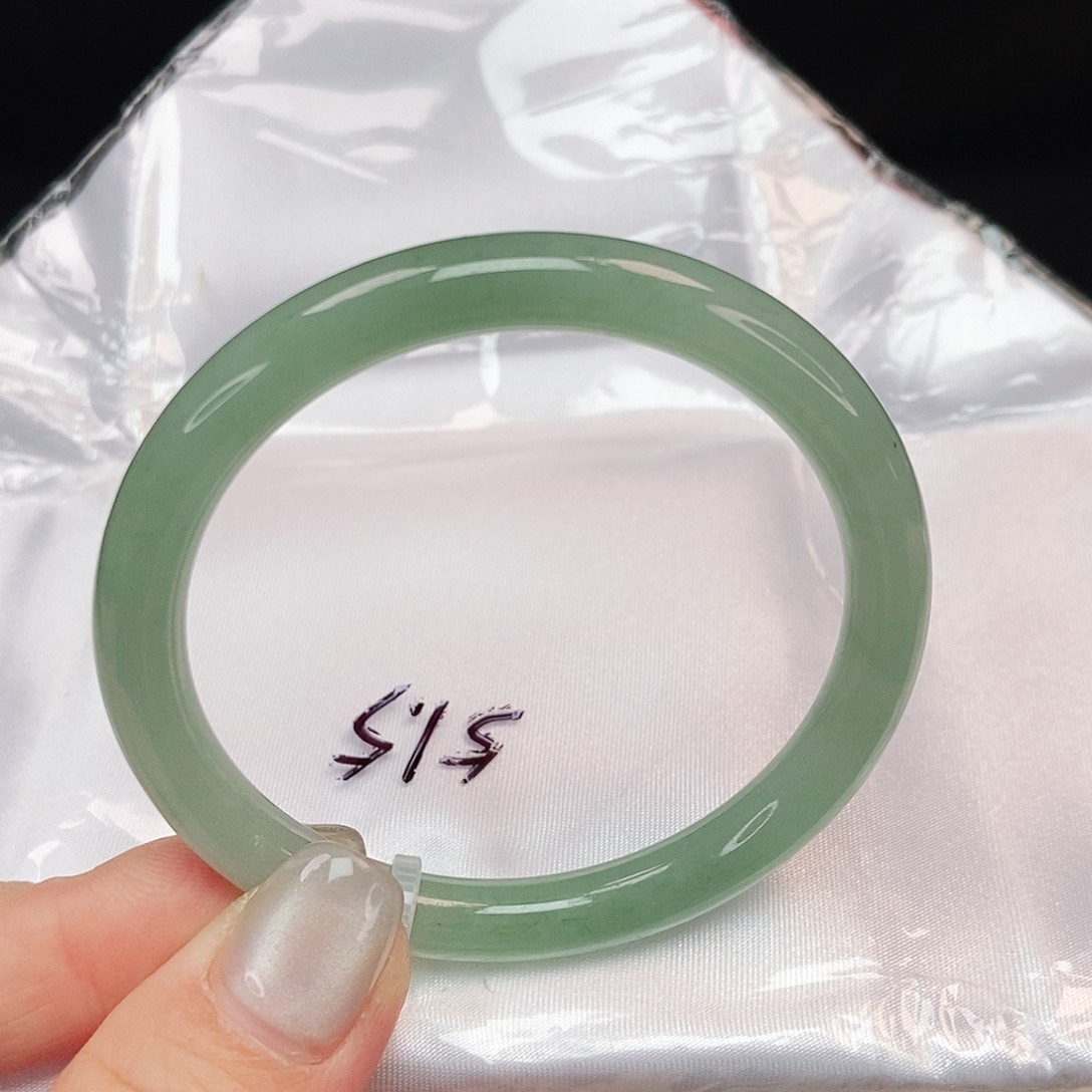 翡翠手镯未镶嵌冰湖水美人条