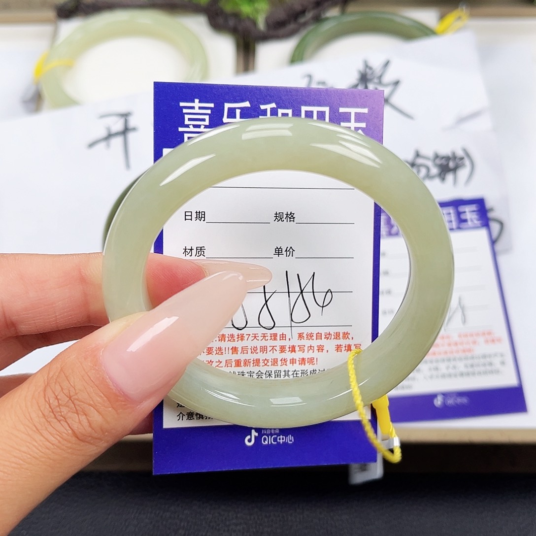 和田玉手镯未镶嵌