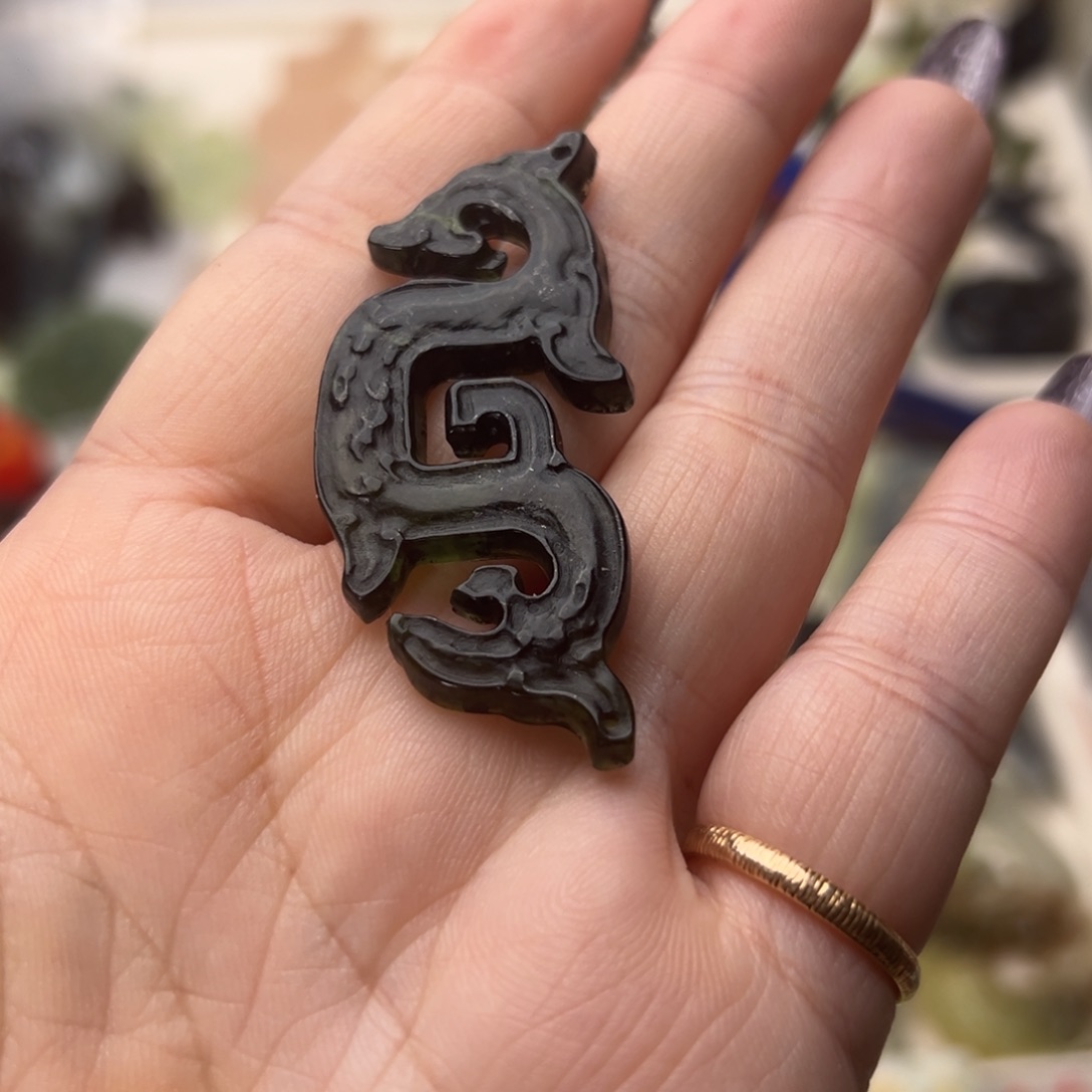 蛇纹石玉颈饰合金