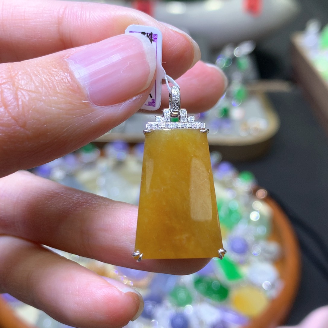 【闪购商品】翡翠颈饰18K金镶嵌翡翠吊坠项链