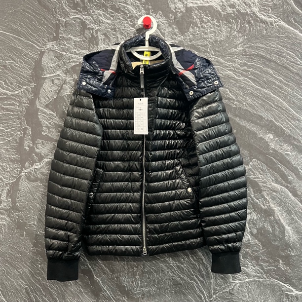 博柏利连帽排骨羽绒服/48码/99新/01043