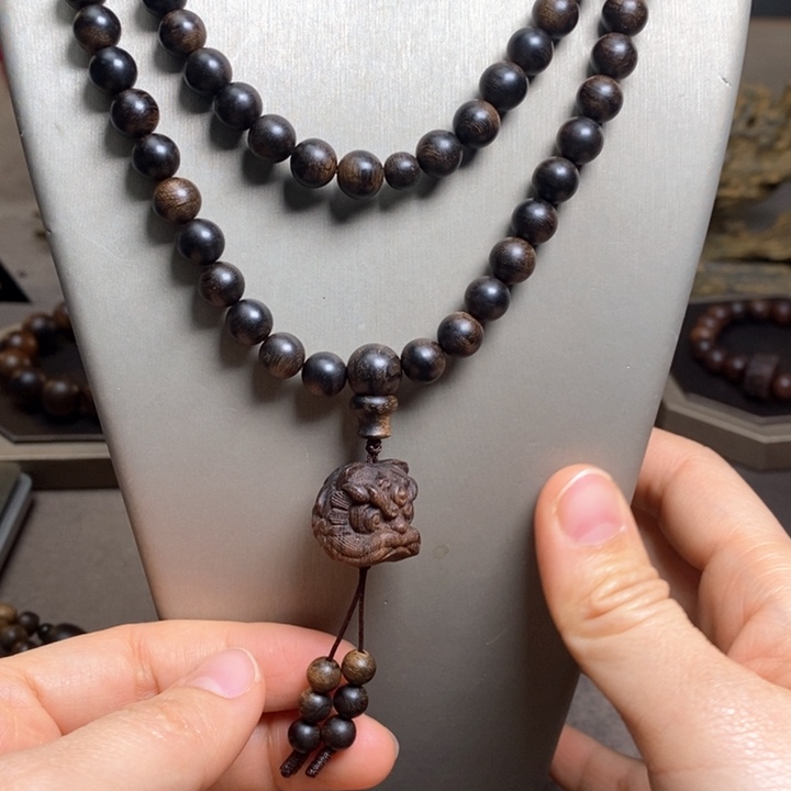 沉香手串越南芽庄紫棋瘤疤0.8×108➕白棋沉香木雕设计