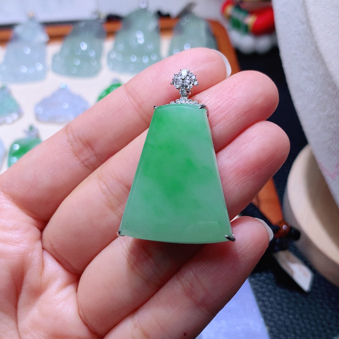 颈饰18K金镶嵌翡翠无事牌