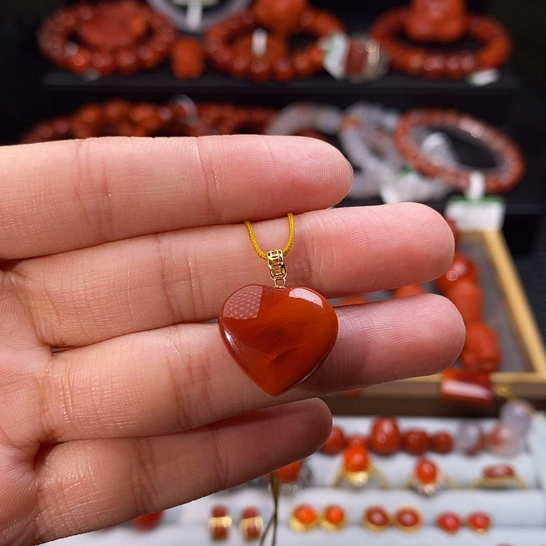 南红玛瑙18K金镶嵌四川凉山瓦西爱心吊坠