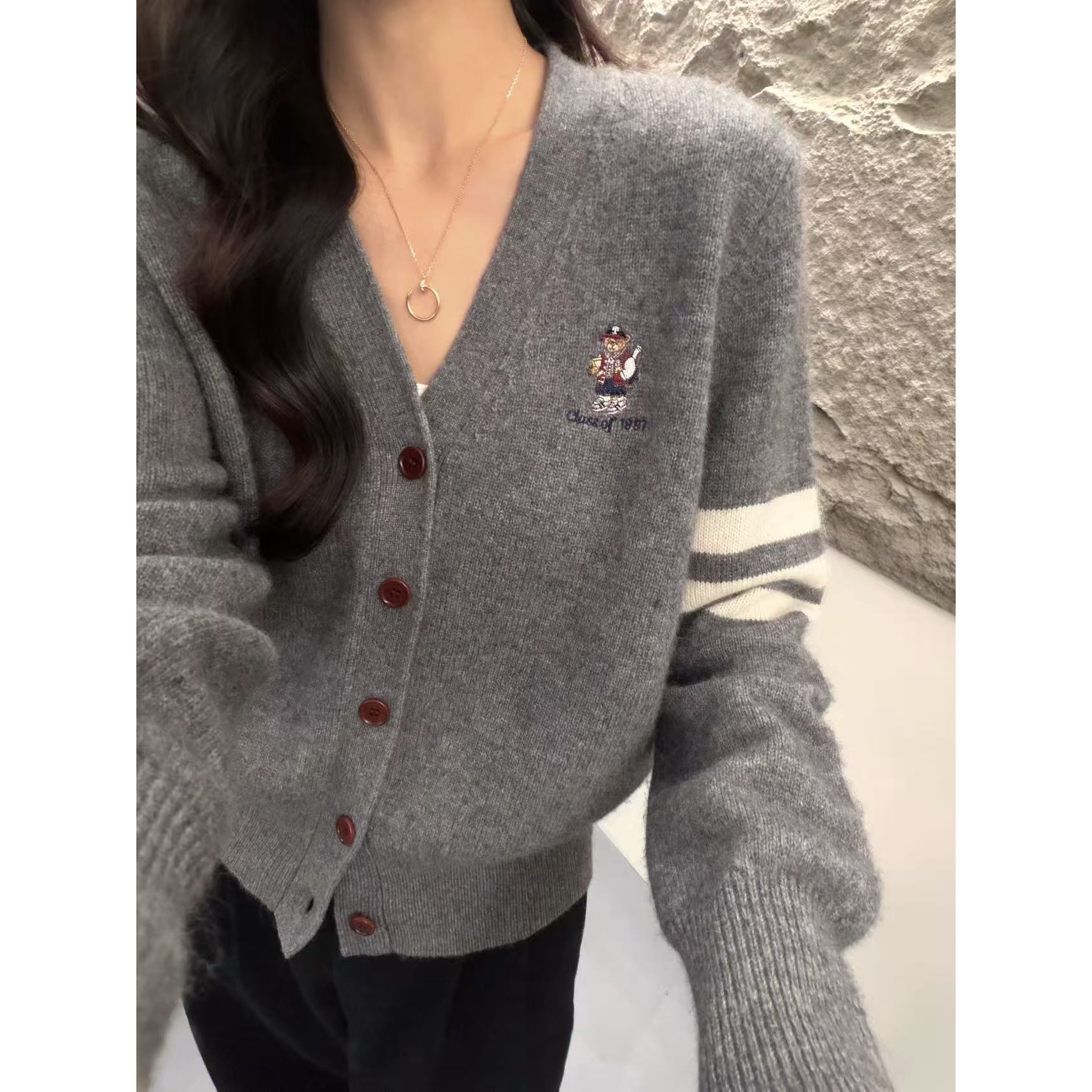 /棒球小熊/刺绣卡通V领软糯针织开衫 胸围54衣长56 58025